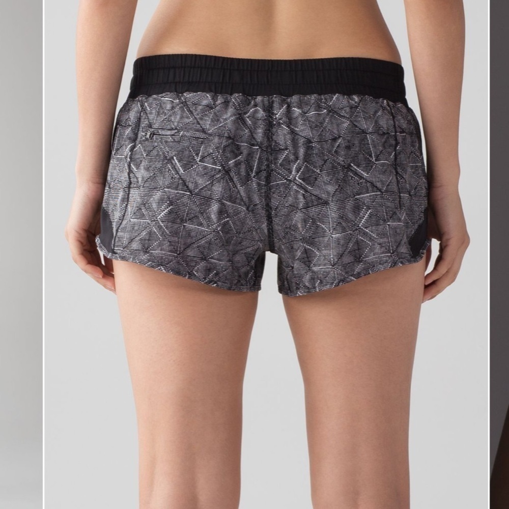 Lululemon Hotty Hot Short (2.5" )
Formation Alpine White Black / Black - Picture 3 of 8